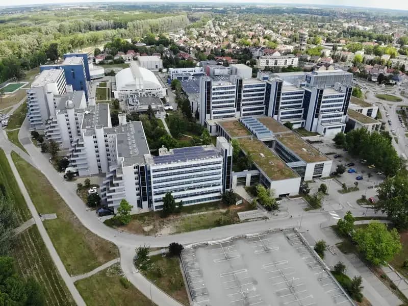 Drónnal készült légifelvétel az egyetemi campusról