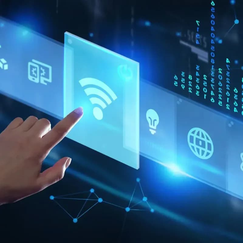 Kéz érint egy WiFi-ikont egy digitális felületen