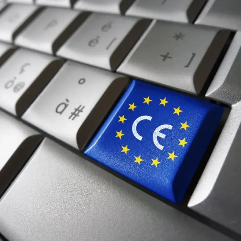 CE-jelölés egy billentyűzet gombján