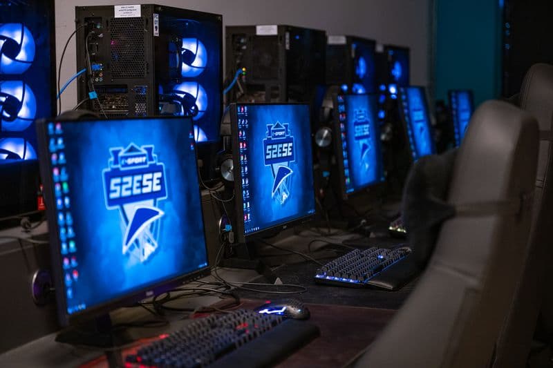 E-sport számítógépek a SZESE logójával