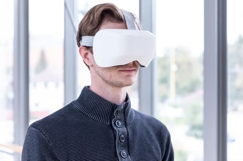 Fiatal férfi szemvizsgáló headsettel