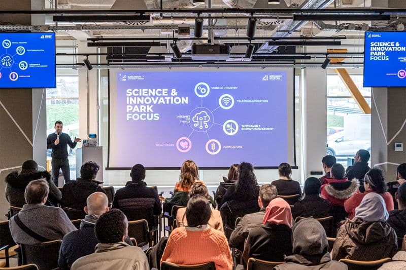 Előadás a Science Parkban, közönséggel és kivetített diával